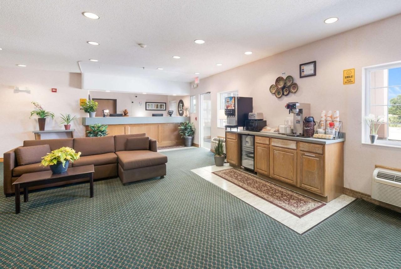 Rodeway Inn Urbana Champaign University Area Екстериор снимка
